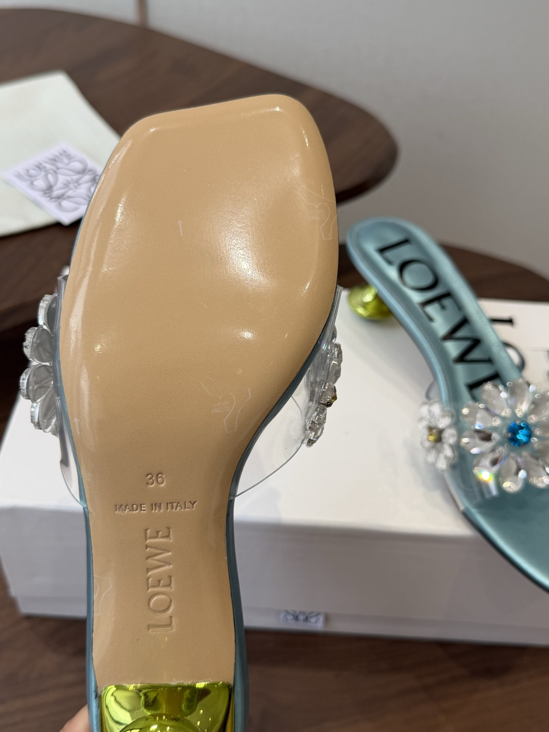 Loewe 罗意威 绝美水钻高跟拖鞋又美又嗲、水钻加花朵式设计让你在人群中一眼出挑搭配任何一件bling