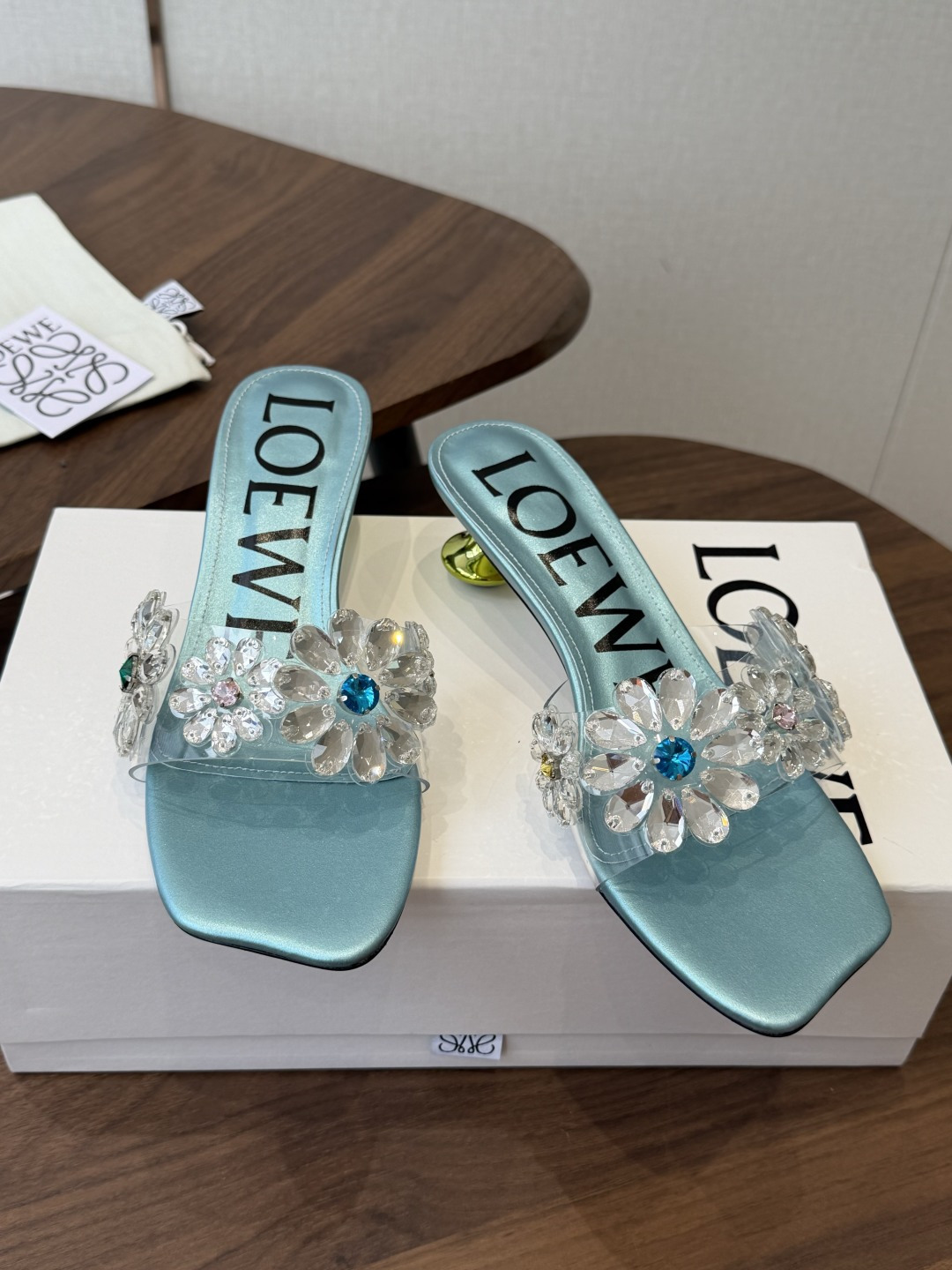 Loewe 罗意威 绝美水钻高跟拖鞋又美又嗲、水钻加花朵式设计让你在人群中一眼出挑搭配任何一件bling