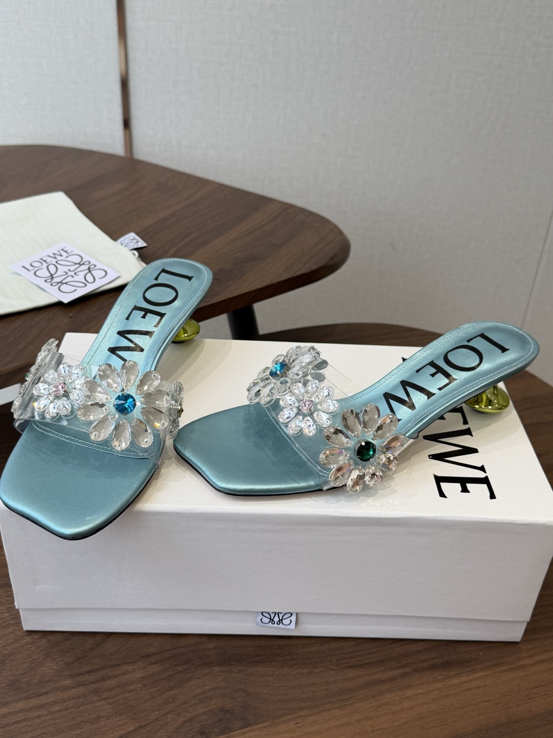 Loewe 罗意威 绝美水钻高跟拖鞋又美又嗲、水钻加花朵式设计让你在人群中一眼出挑搭配任何一件bling