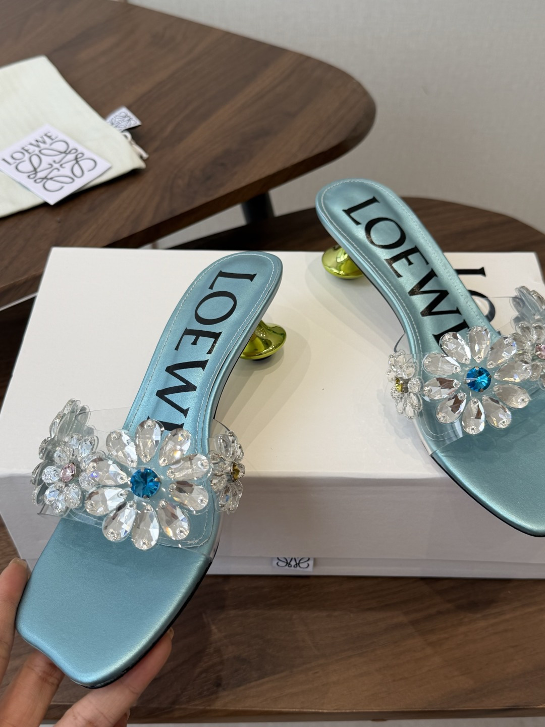 Loewe 罗意威 绝美水钻高跟拖鞋又美又嗲、水钻加花朵式设计让你在人群中一眼出挑搭配任何一件bling