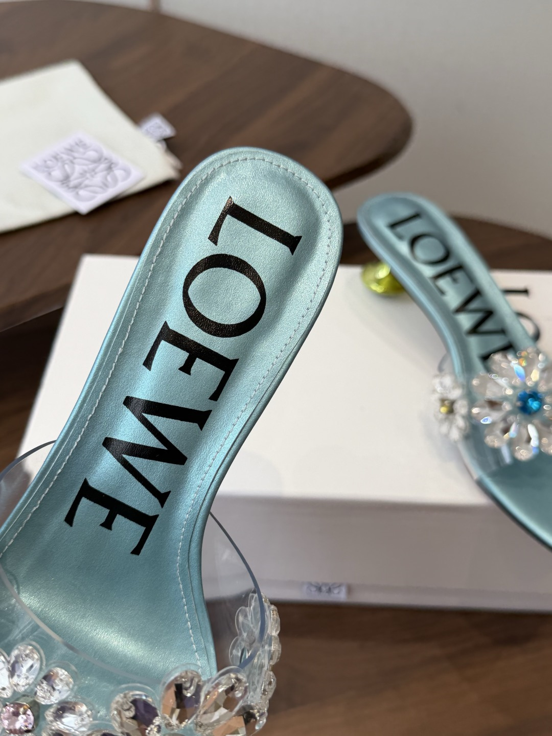 Loewe 罗意威 绝美水钻高跟拖鞋又美又嗲、水钻加花朵式设计让你在人群中一眼出挑搭配任何一件bling