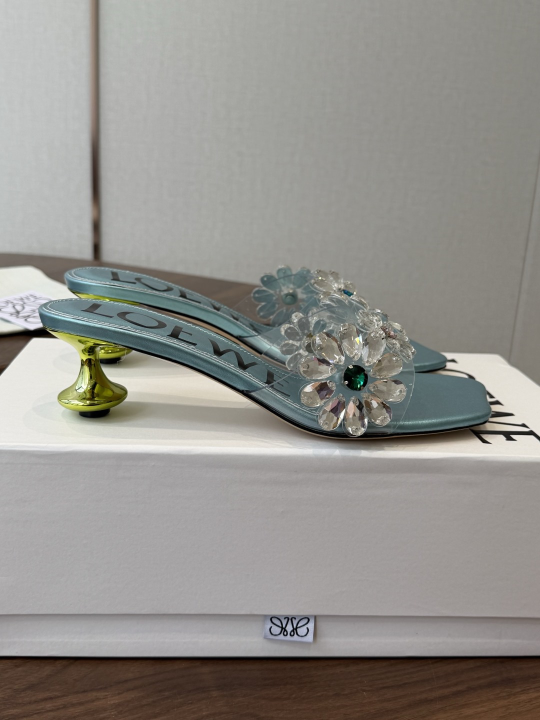 Loewe 罗意威 绝美水钻高跟拖鞋又美又嗲、水钻加花朵式设计让你在人群中一眼出挑搭配任何一件bling