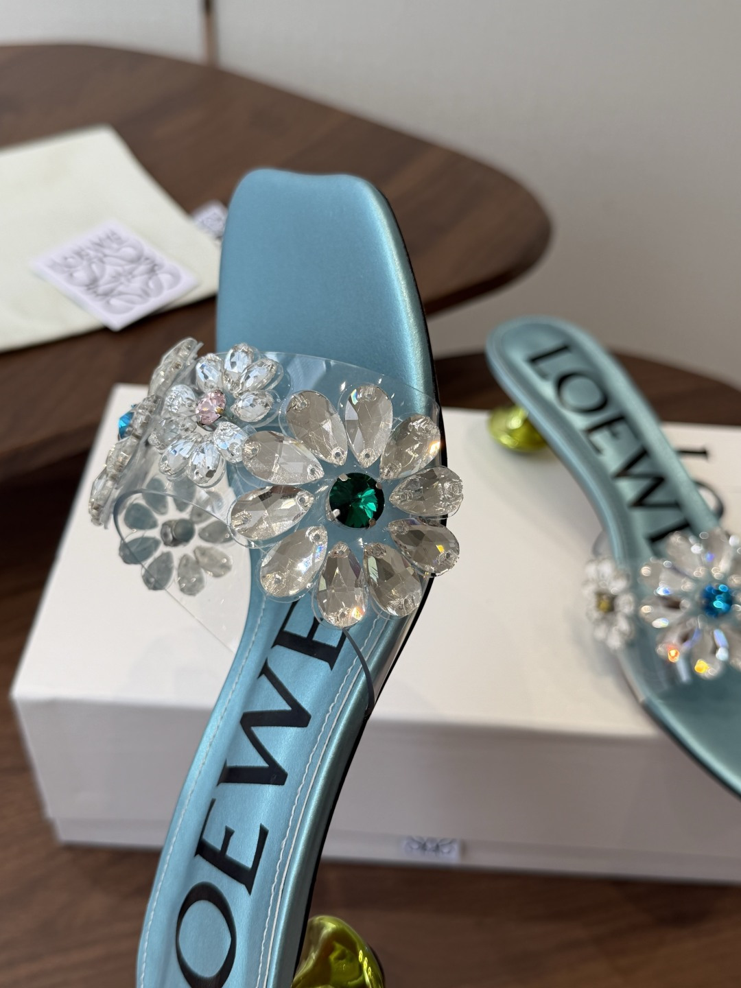 Loewe 罗意威 绝美水钻高跟拖鞋又美又嗲、水钻加花朵式设计让你在人群中一眼出挑搭配任何一件bling