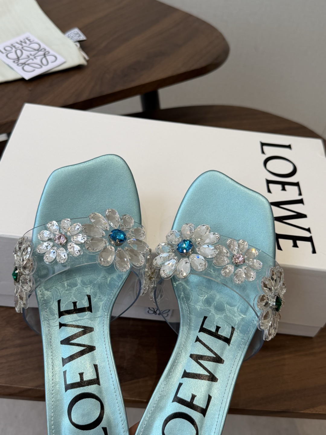 Loewe 罗意威 绝美水钻高跟拖鞋又美又嗲、水钻加花朵式设计让你在人群中一眼出挑搭配任何一件bling