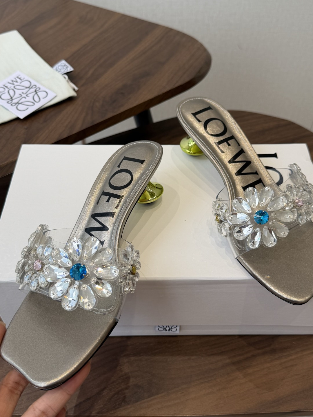 Loewe 罗意威 绝美水钻高跟拖鞋又美又嗲、水钻加花朵式设计让你在人群中一眼出挑搭配任何一件bling