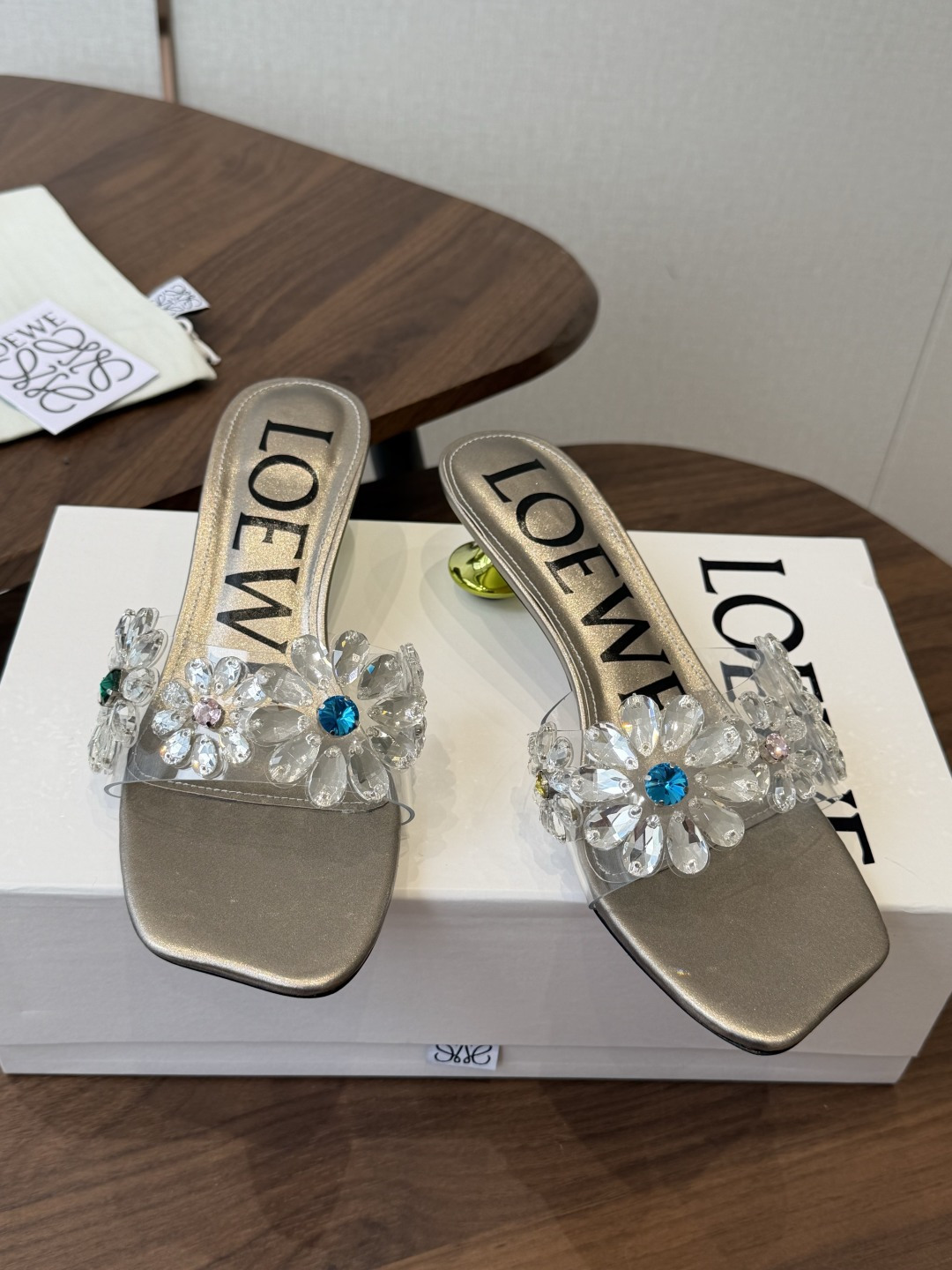 Loewe 罗意威 绝美水钻高跟拖鞋又美又嗲、水钻加花朵式设计让你在人群中一眼出挑搭配任何一件bling