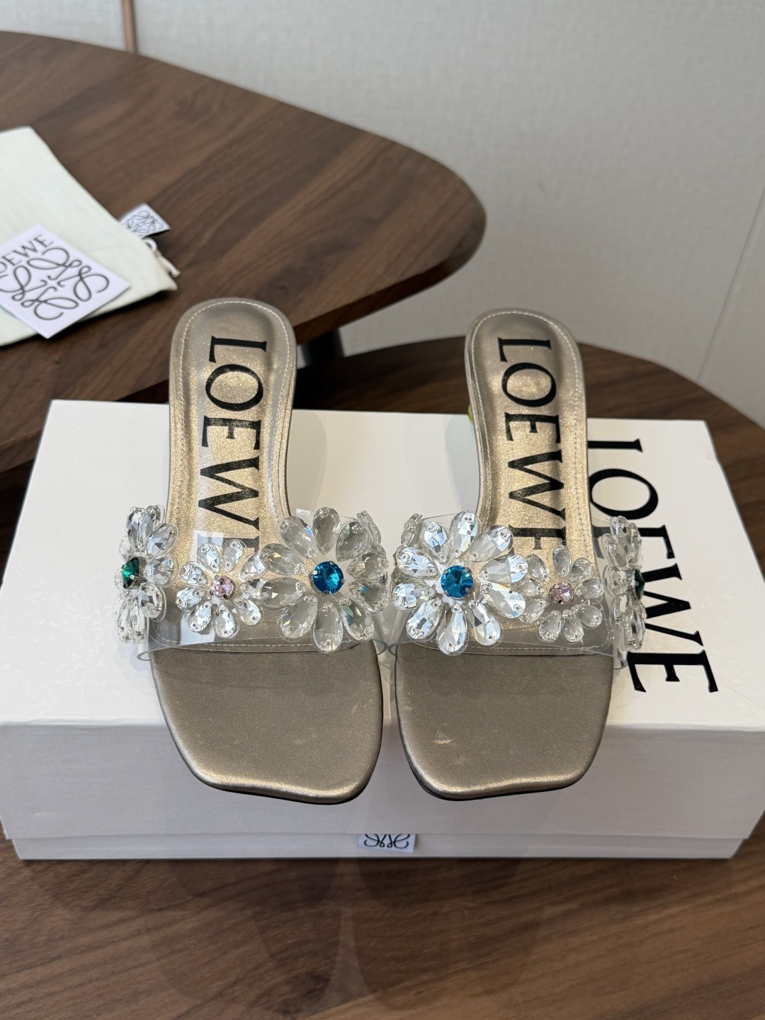Loewe 罗意威 绝美水钻高跟拖鞋又美又嗲、水钻加花朵式设计让你在人群中一眼出挑搭配任何一件bling