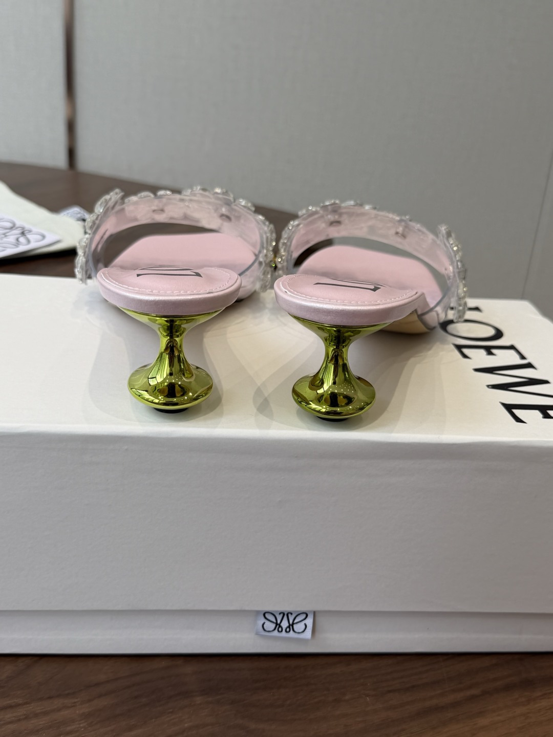 Loewe 罗意威 绝美水钻高跟拖鞋又美又嗲、水钻加花朵式设计让你在人群中一眼出挑搭配任何一件bling