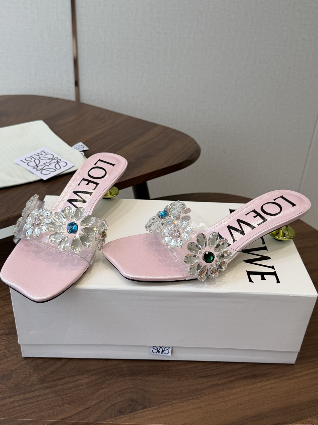 Loewe 罗意威 绝美水钻高跟拖鞋又美又嗲、水钻加花朵式设计让你在人群中一眼出挑搭配任何一件bling