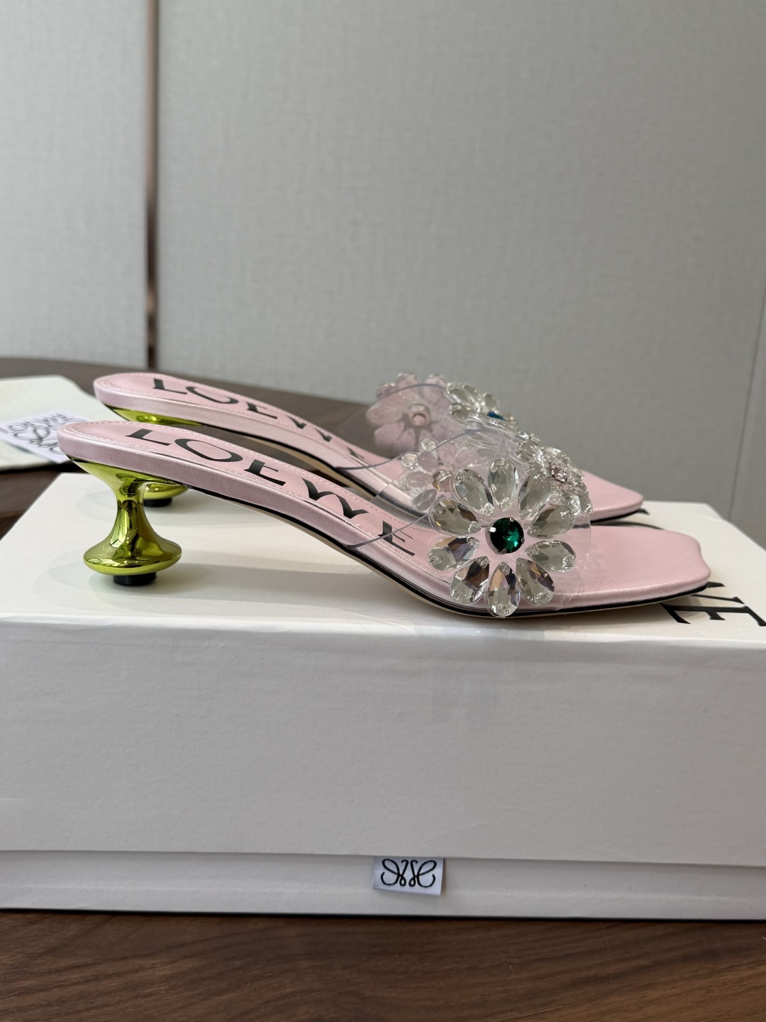 Loewe 罗意威 绝美水钻高跟拖鞋又美又嗲、水钻加花朵式设计让你在人群中一眼出挑搭配任何一件bling