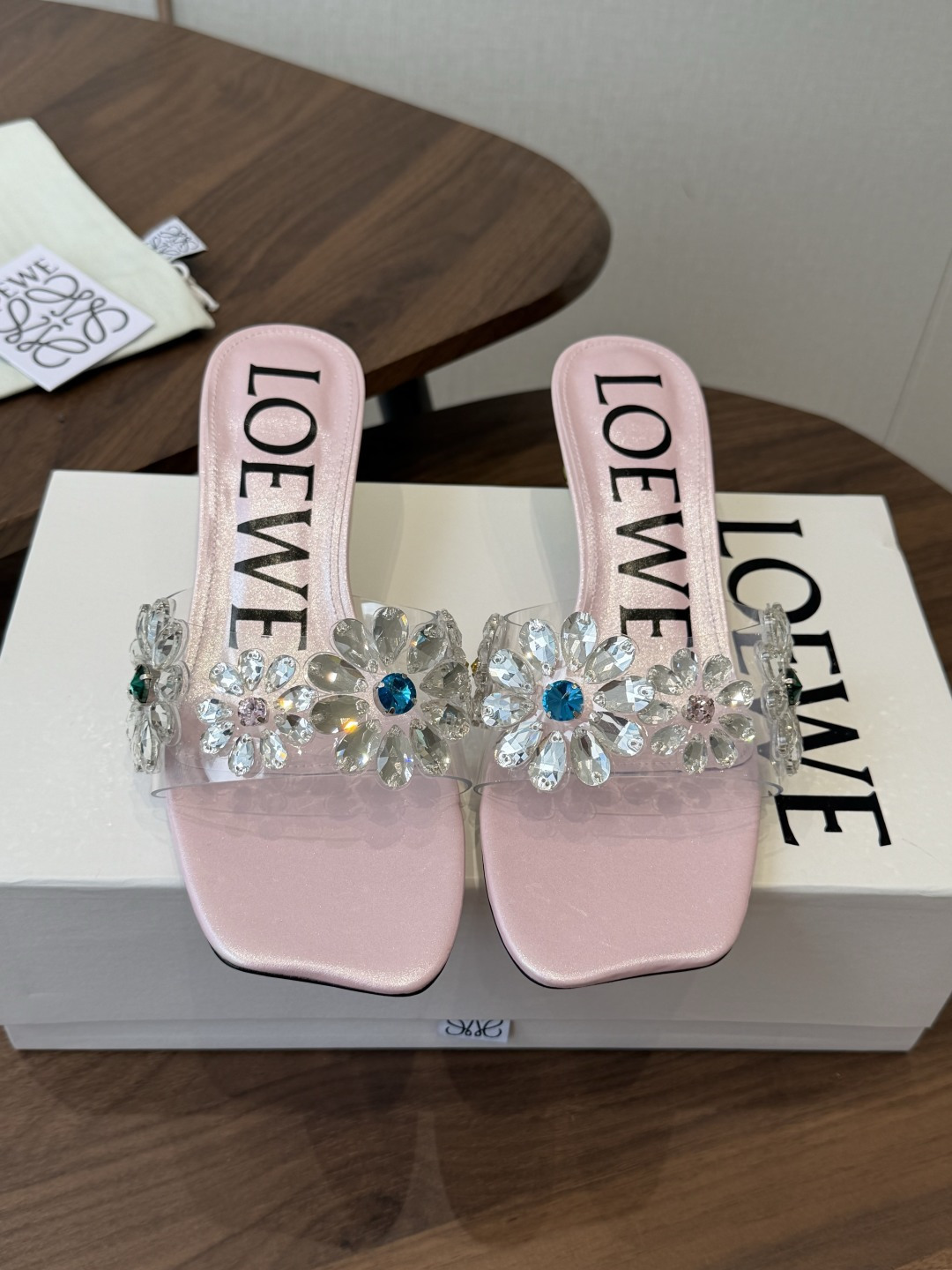 Loewe 罗意威 绝美水钻高跟拖鞋又美又嗲、水钻加花朵式设计让你在人群中一眼出挑搭配任何一件bling