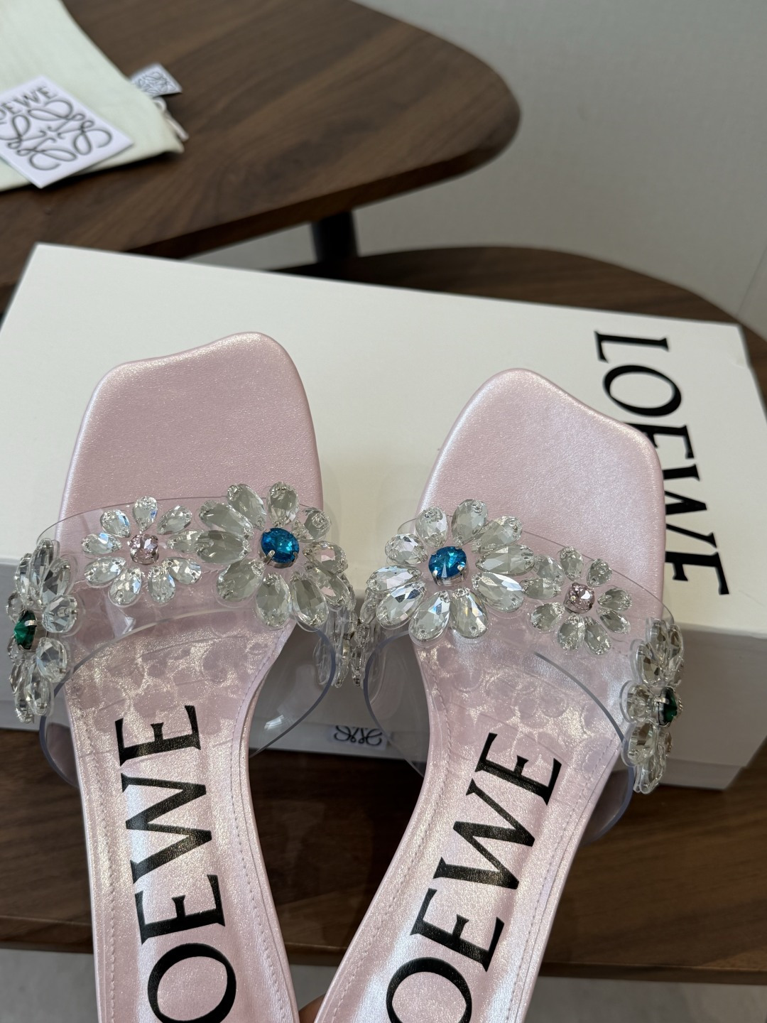 Loewe 罗意威 绝美水钻高跟拖鞋又美又嗲、水钻加花朵式设计让你在人群中一眼出挑搭配任何一件bling