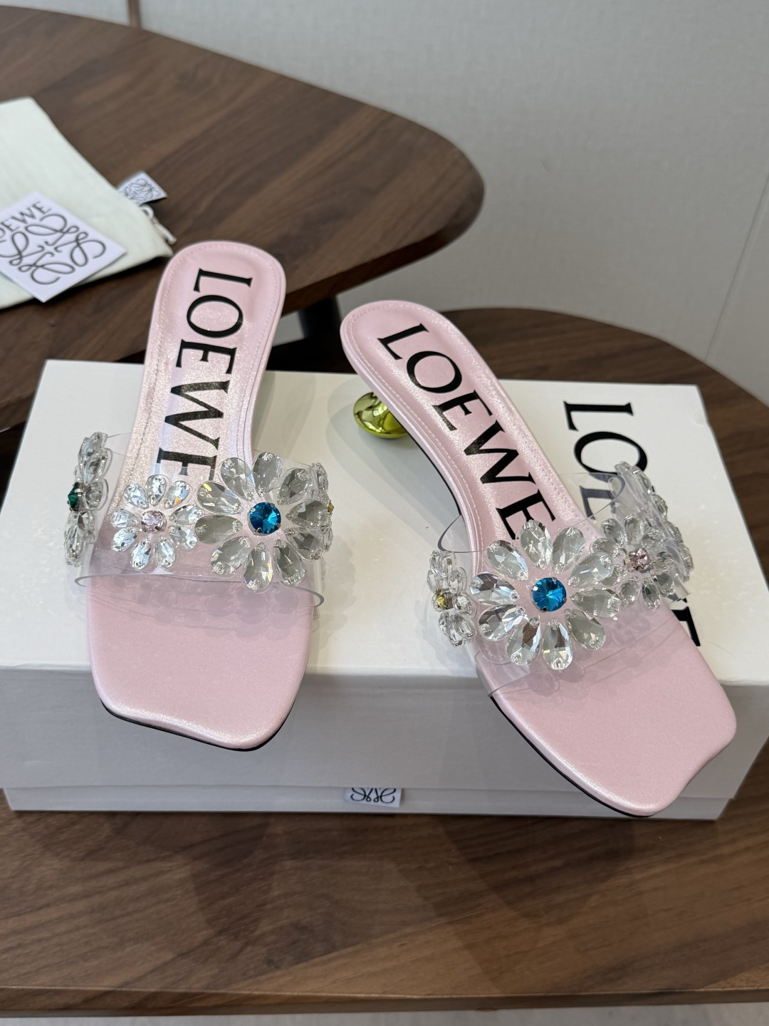 Loewe 罗意威 绝美水钻高跟拖鞋又美又嗲、水钻加花朵式设计让你在人群中一眼出挑搭配任何一件bling