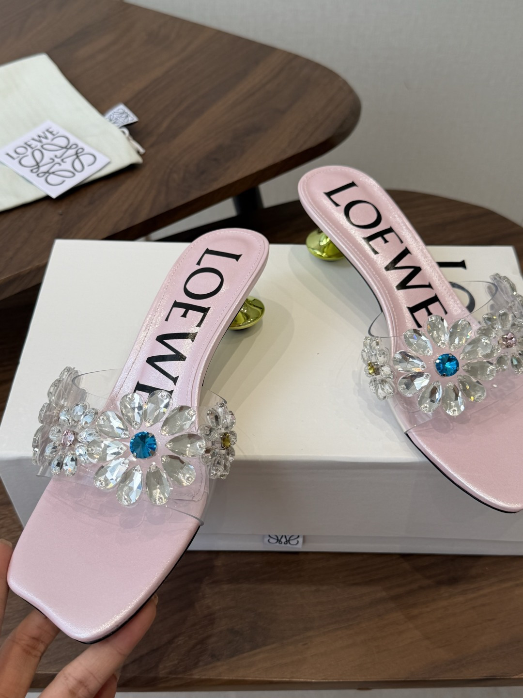Loewe 罗意威 绝美水钻高跟拖鞋又美又嗲、水钻加花朵式设计让你在人群中一眼出挑搭配任何一件bling