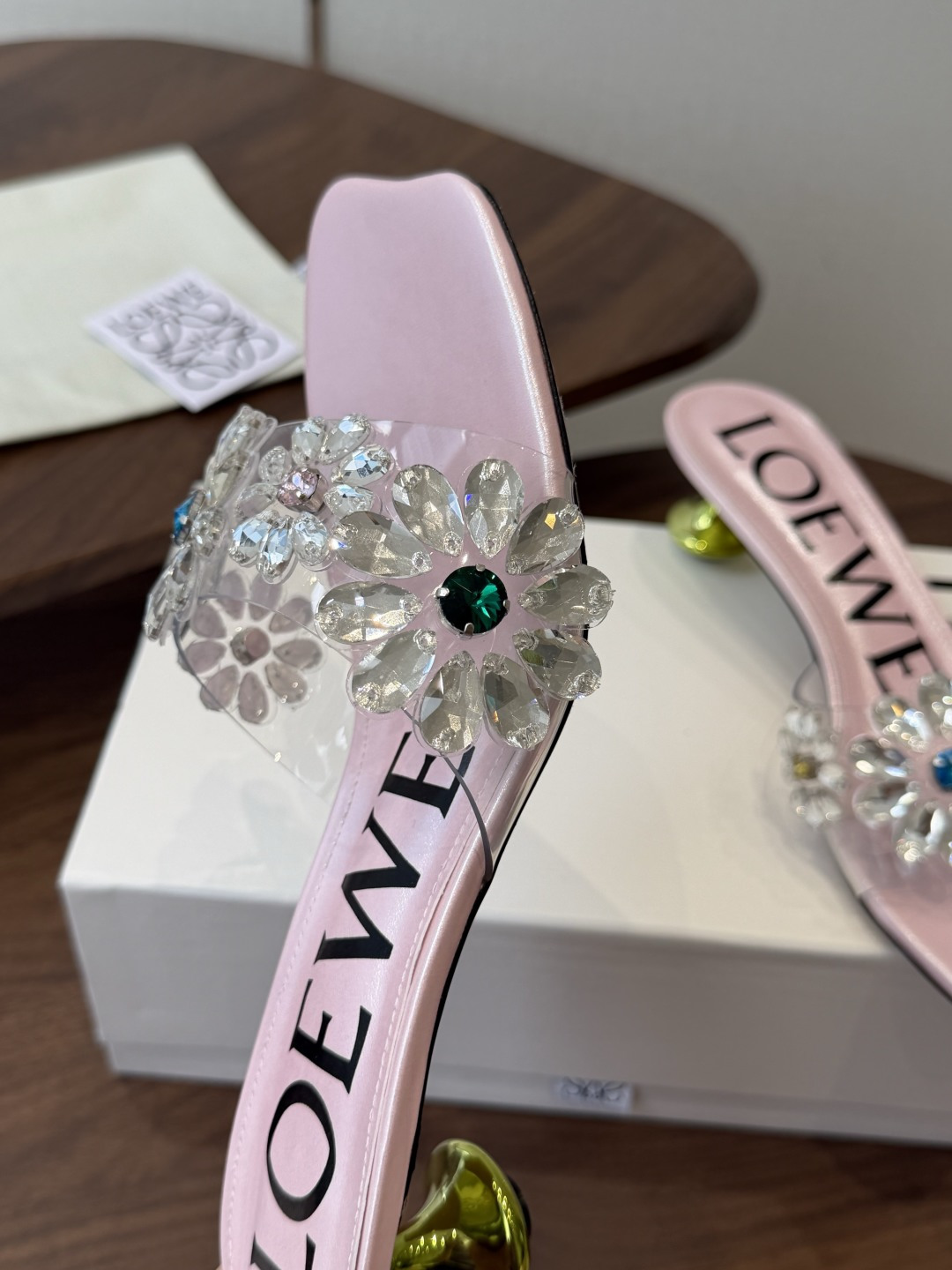 Loewe 罗意威 绝美水钻高跟拖鞋又美又嗲、水钻加花朵式设计让你在人群中一眼出挑搭配任何一件bling