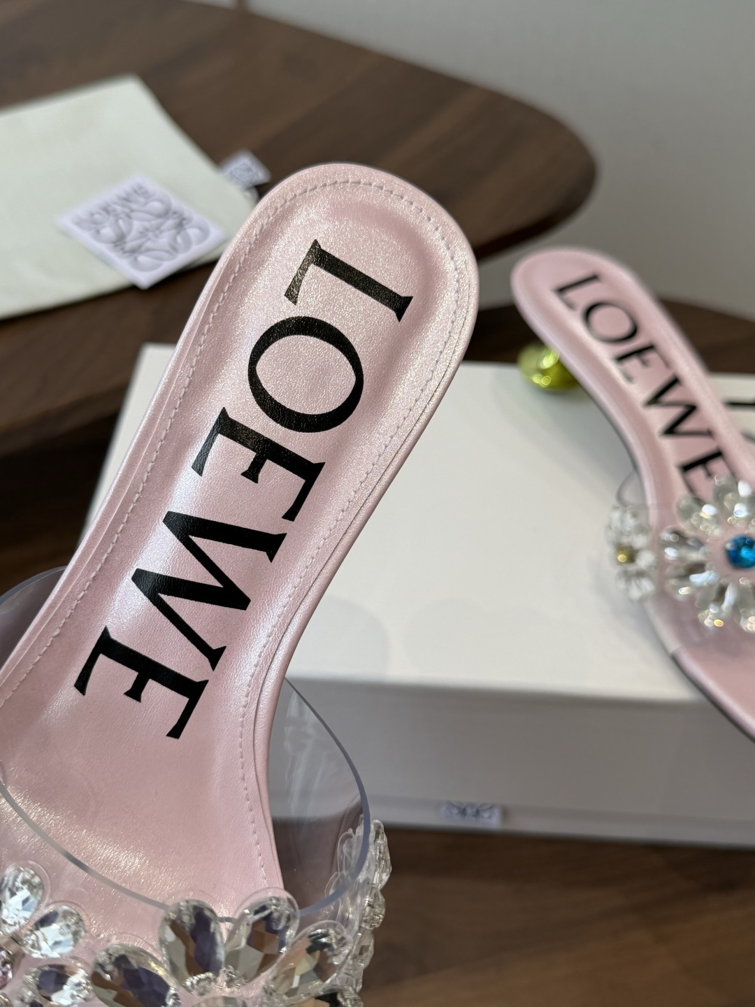 Loewe 罗意威 绝美水钻高跟拖鞋又美又嗲、水钻加花朵式设计让你在人群中一眼出挑搭配任何一件bling