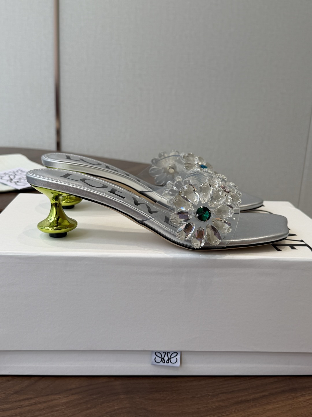 Loewe 罗意威 绝美水钻高跟拖鞋又美又嗲、水钻加花朵式设计让你在人群中一眼出挑搭配任何一件bling
