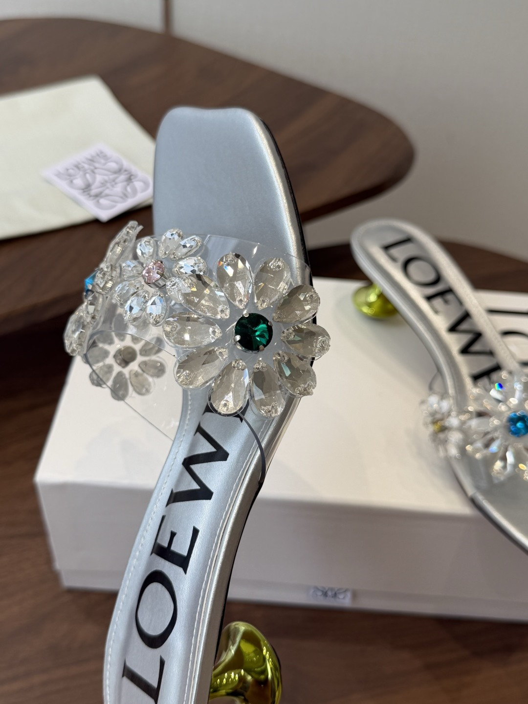 Loewe 罗意威 绝美水钻高跟拖鞋又美又嗲、水钻加花朵式设计让你在人群中一眼出挑搭配任何一件bling