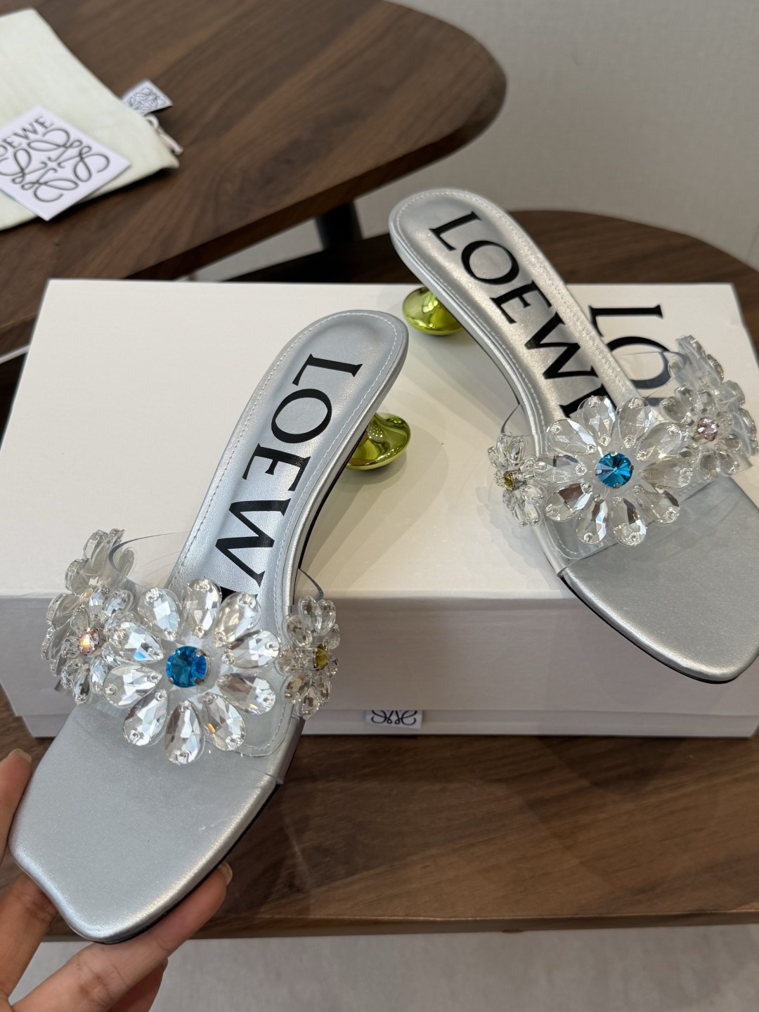 Loewe 罗意威 绝美水钻高跟拖鞋又美又嗲、水钻加花朵式设计让你在人群中一眼出挑搭配任何一件bling
