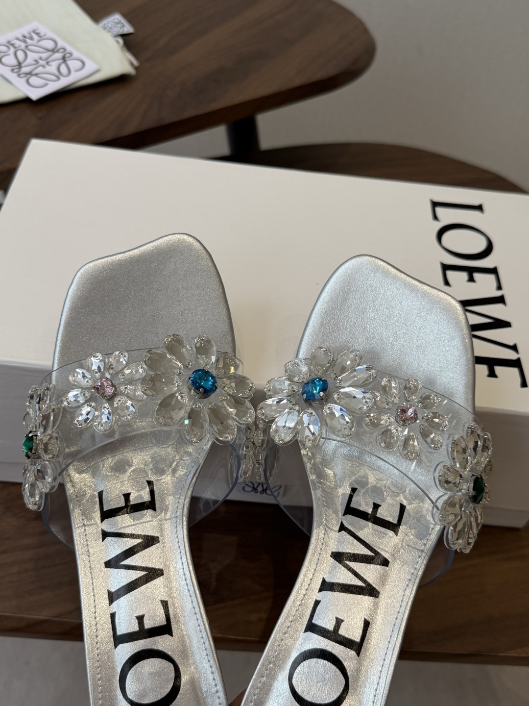 Loewe 罗意威 绝美水钻高跟拖鞋又美又嗲、水钻加花朵式设计让你在人群中一眼出挑搭配任何一件bling