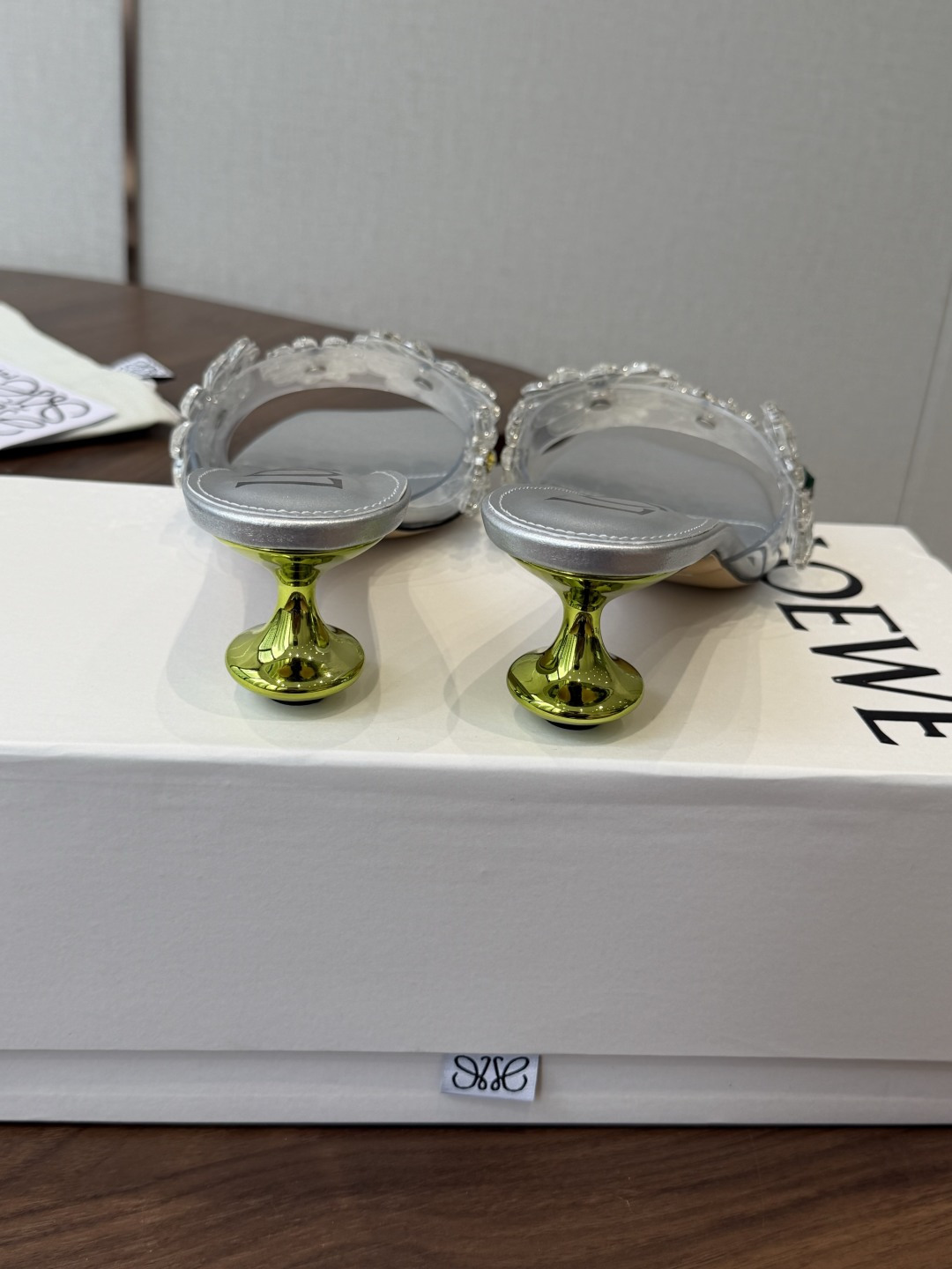 Loewe 罗意威 绝美水钻高跟拖鞋又美又嗲、水钻加花朵式设计让你在人群中一眼出挑搭配任何一件bling