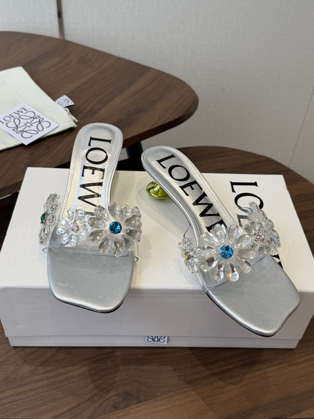 Loewe 罗意威 绝美水钻高跟拖鞋又美又嗲、水钻加花朵式设计让你在人群中一眼出挑搭配任何一件bling