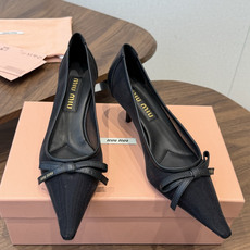 Miu Miu 缪缪 26春夏新款高跟半拖鞋单鞋春夏清新配色曲线优美,小猫跟后空凉鞋 日常穿搭都很搭 Miu Miu 缪缪 26春夏新款高跟半拖鞋单鞋春夏清新配色曲线优美,小猫跟后空凉鞋 日常穿搭都很搭