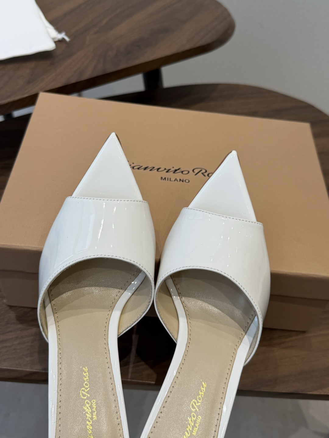 吉安维托·罗西Gianvito Rossi 26春夏 尖头 细跟 凉拖鞋！轻松移动，高跟凉拖鞋！特色钻扣