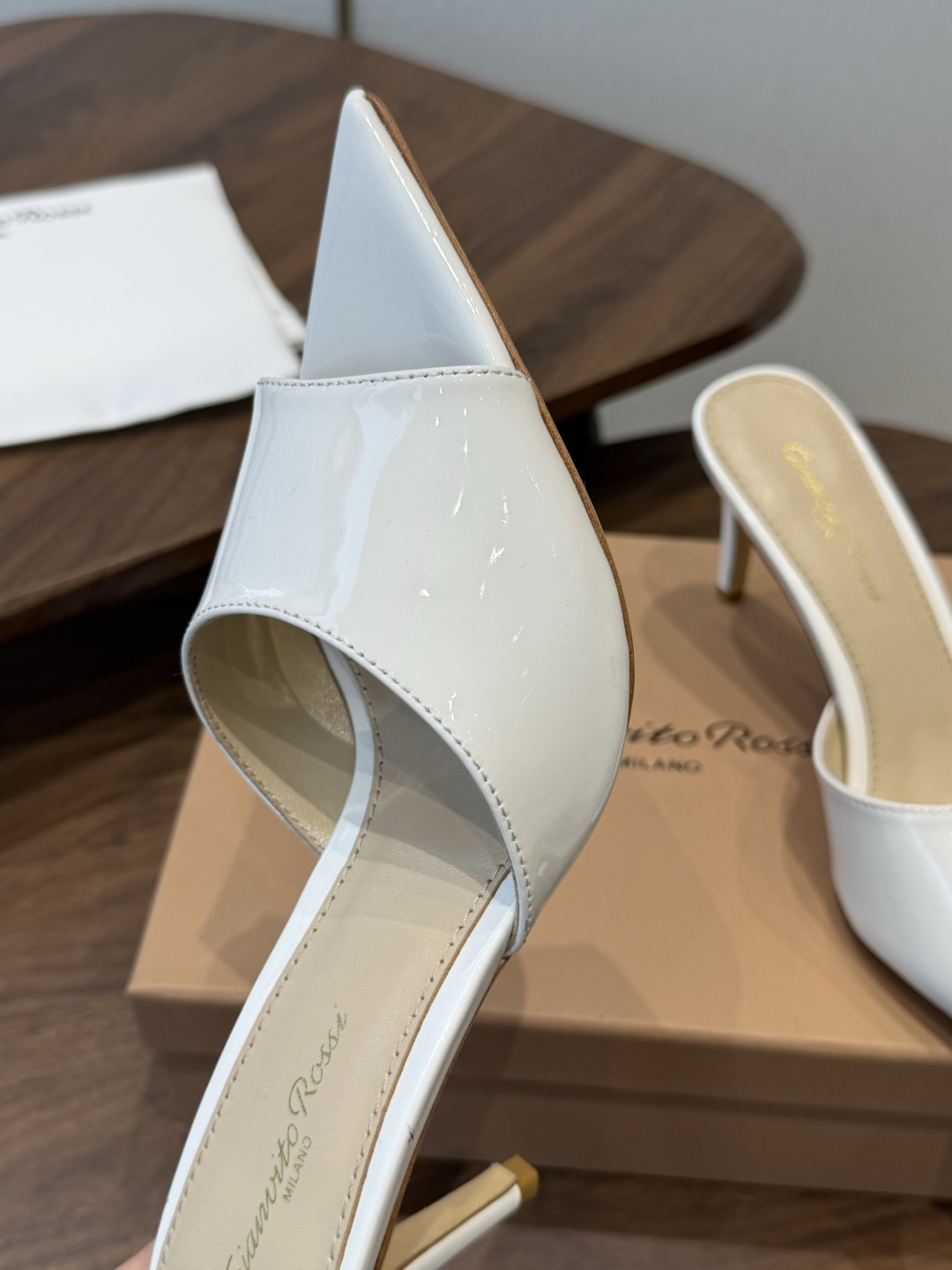 吉安维托·罗西Gianvito Rossi 26春夏 尖头 细跟 凉拖鞋！轻松移动，高跟凉拖鞋！特色钻扣