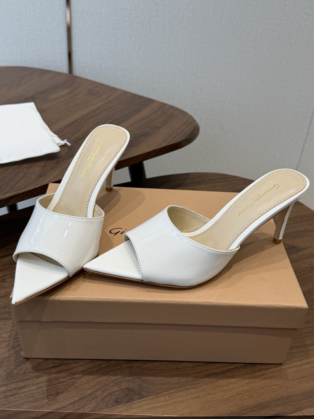 吉安维托·罗西Gianvito Rossi 26春夏 尖头 细跟 凉拖鞋！轻松移动，高跟凉拖鞋！特色钻扣