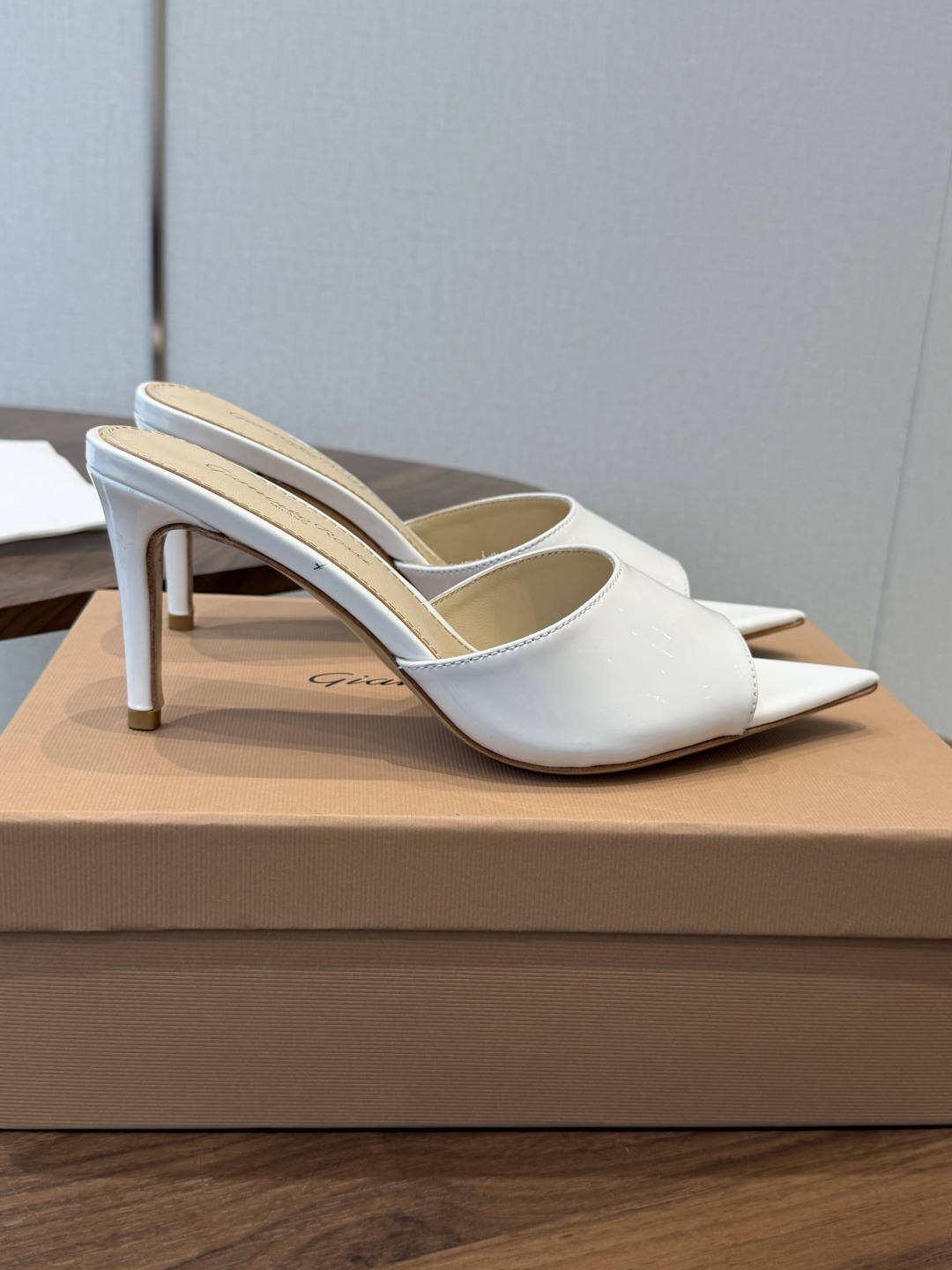 吉安维托·罗西Gianvito Rossi 26春夏 尖头 细跟 凉拖鞋！轻松移动，高跟凉拖鞋！特色钻扣