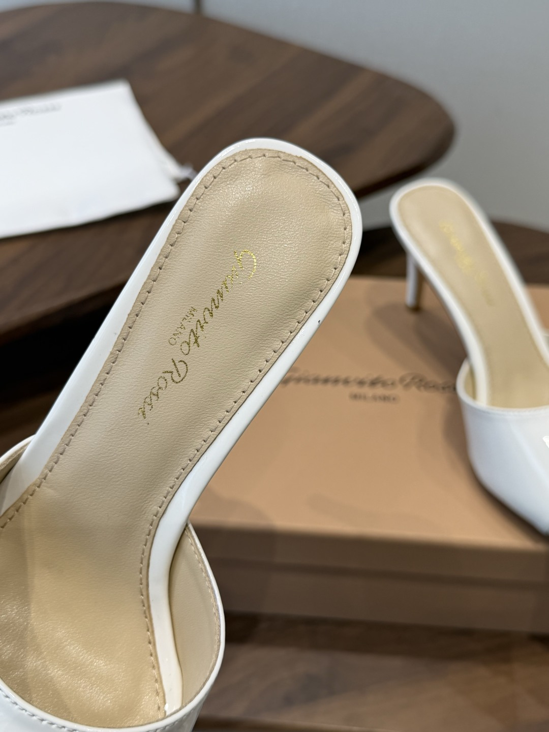 吉安维托·罗西Gianvito Rossi 26春夏 尖头 细跟 凉拖鞋！轻松移动，高跟凉拖鞋！特色钻扣