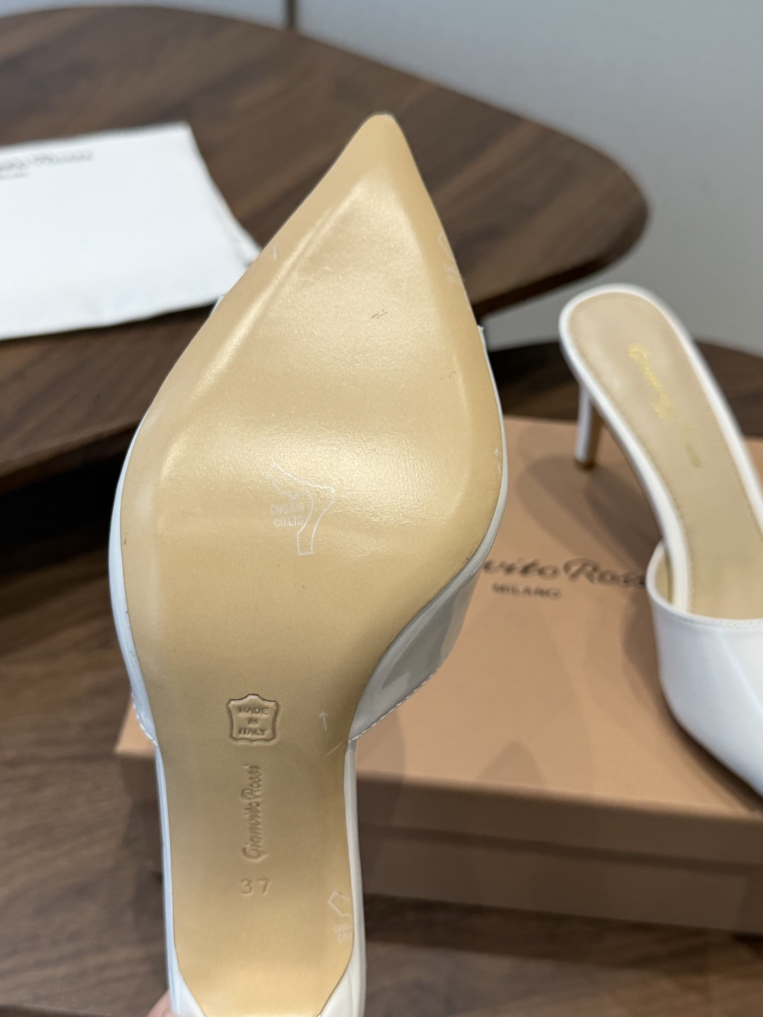 吉安维托·罗西Gianvito Rossi 26春夏 尖头 细跟 凉拖鞋！轻松移动，高跟凉拖鞋！特色钻扣