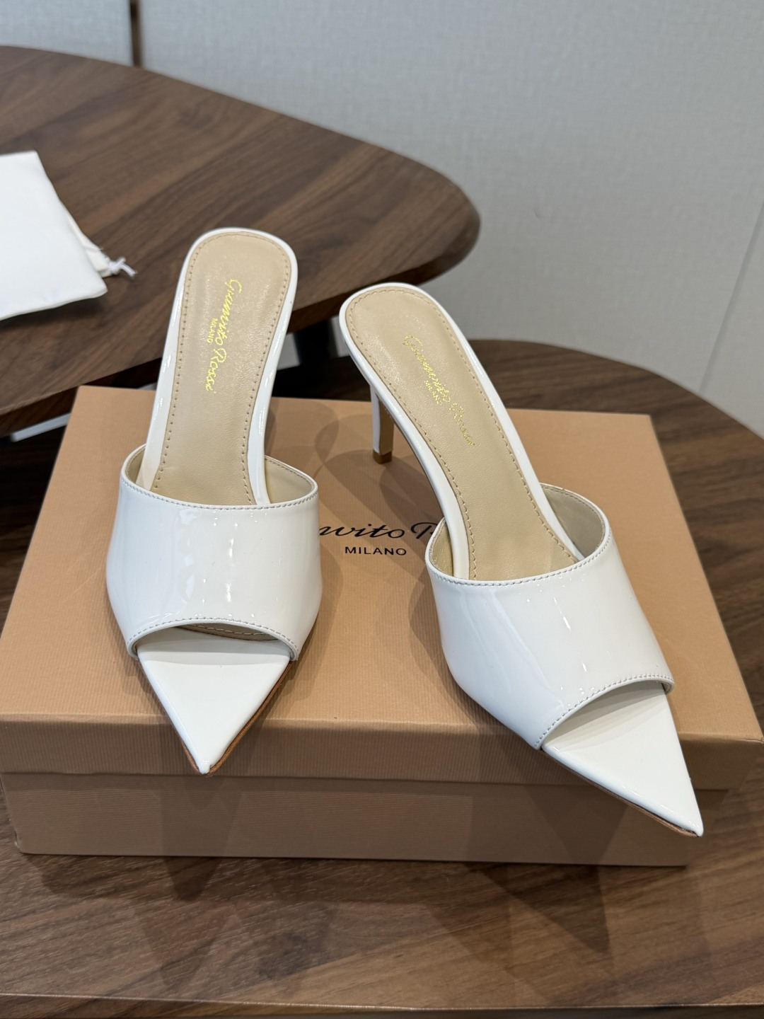 吉安维托·罗西Gianvito Rossi 26春夏 尖头 细跟 凉拖鞋！轻松移动，高跟凉拖鞋！特色钻扣