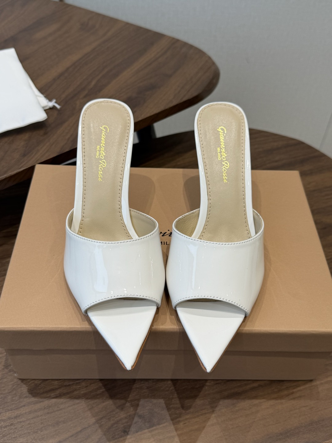 吉安维托·罗西Gianvito Rossi 26春夏 尖头 细跟 凉拖鞋！轻松移动，高跟凉拖鞋！特色钻扣