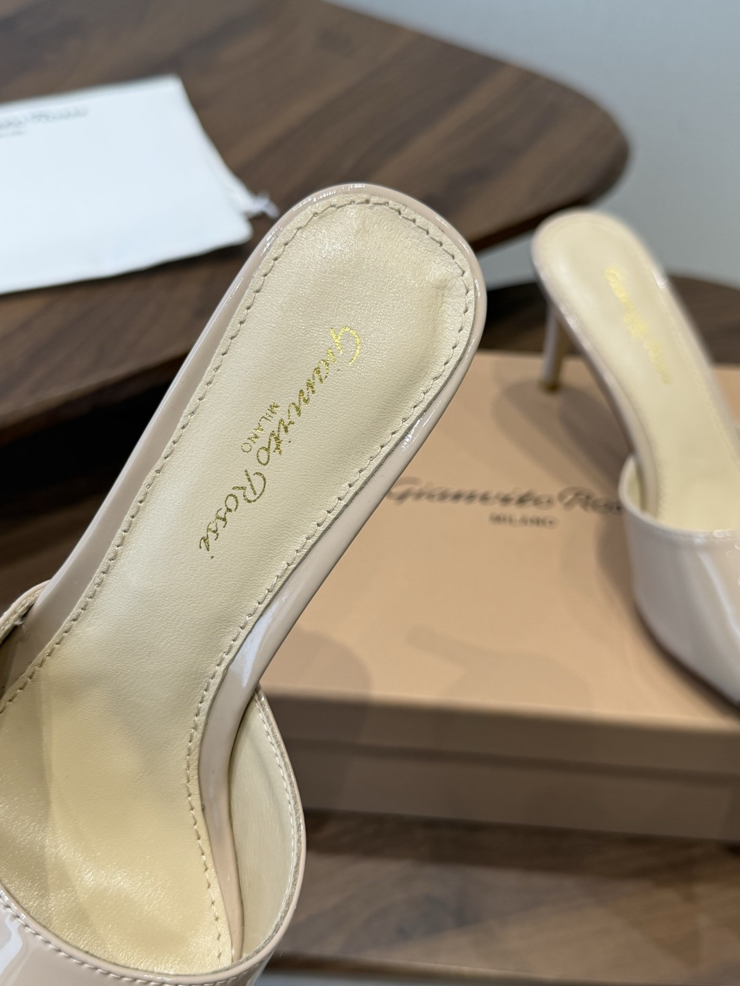 吉安维托·罗西Gianvito Rossi 26春夏 尖头 细跟 凉拖鞋！轻松移动，高跟凉拖鞋！特色钻扣