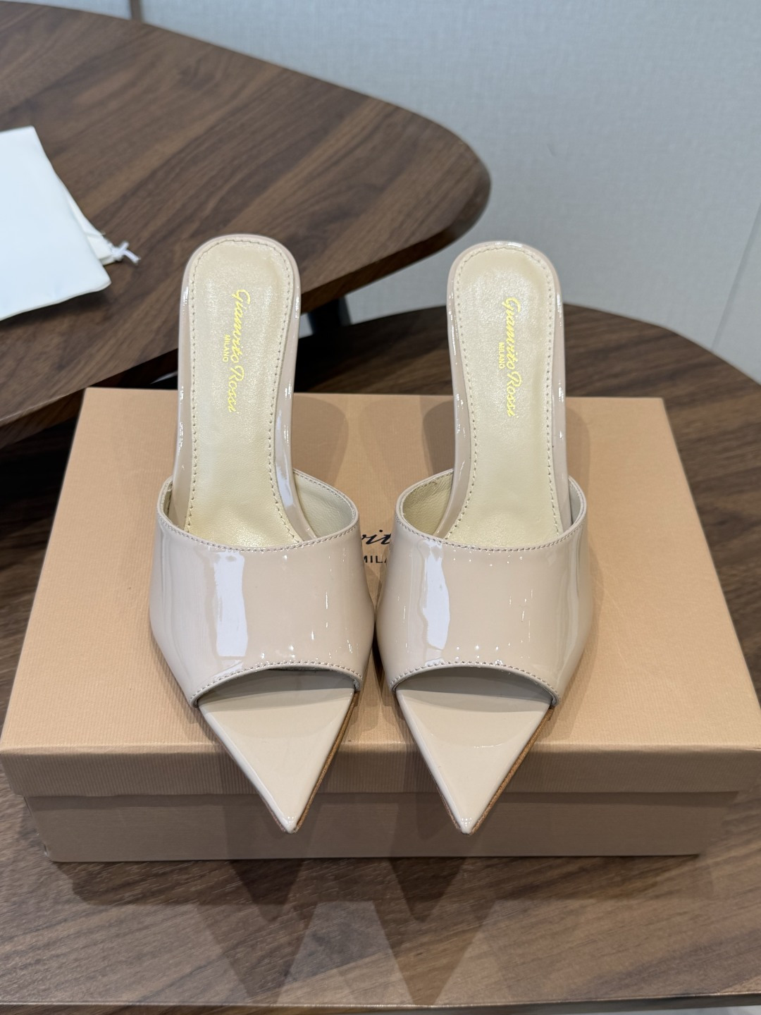 吉安维托·罗西Gianvito Rossi 26春夏 尖头 细跟 凉拖鞋！轻松移动，高跟凉拖鞋！特色钻扣
