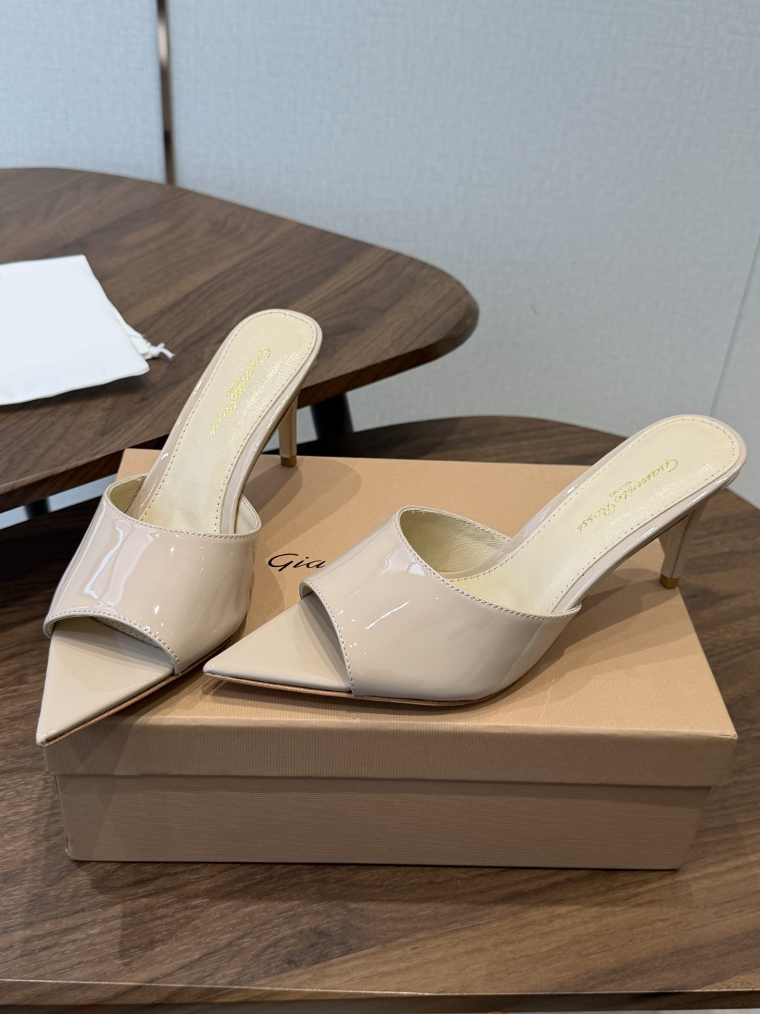 吉安维托·罗西Gianvito Rossi 26春夏 尖头 细跟 凉拖鞋！轻松移动，高跟凉拖鞋！特色钻扣