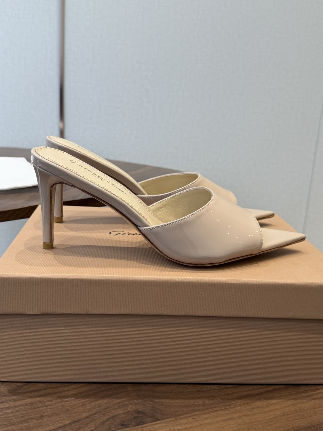 吉安维托·罗西Gianvito Rossi 26春夏 尖头 细跟 凉拖鞋！轻松移动，高跟凉拖鞋！特色钻扣