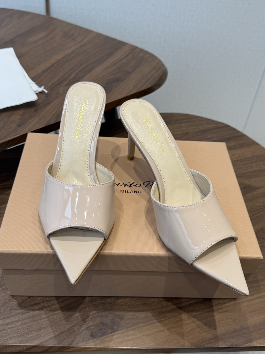 吉安维托·罗西Gianvito Rossi 26春夏 尖头 细跟 凉拖鞋！轻松移动，高跟凉拖鞋！特色钻扣
