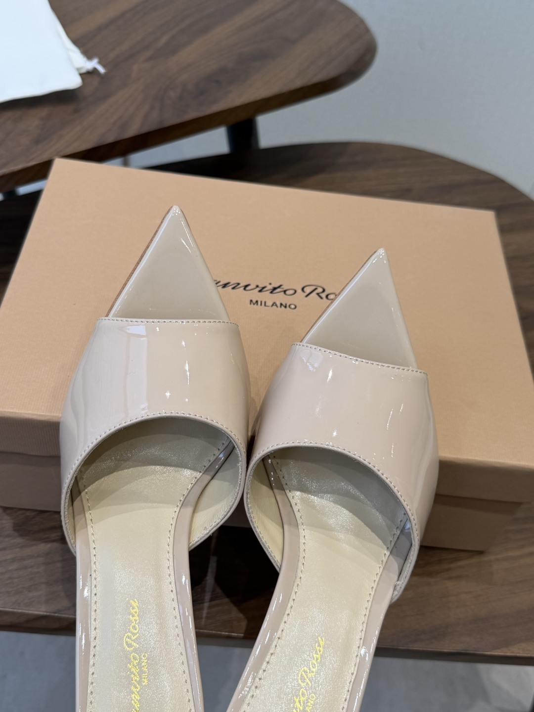 吉安维托·罗西Gianvito Rossi 26春夏 尖头 细跟 凉拖鞋！轻松移动，高跟凉拖鞋！特色钻扣