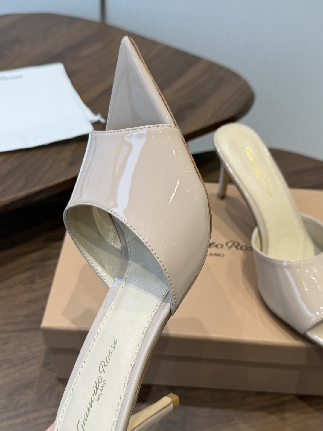 吉安维托·罗西Gianvito Rossi 26春夏 尖头 细跟 凉拖鞋！轻松移动，高跟凉拖鞋！特色钻扣