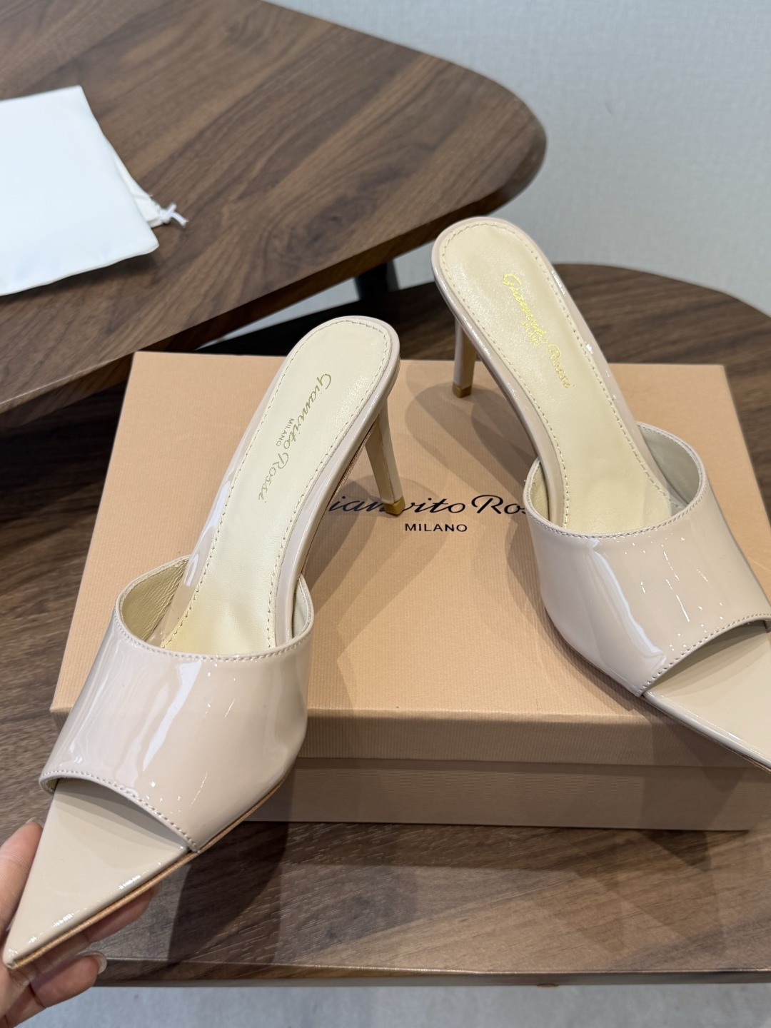 吉安维托·罗西Gianvito Rossi 26春夏 尖头 细跟 凉拖鞋！轻松移动，高跟凉拖鞋！特色钻扣