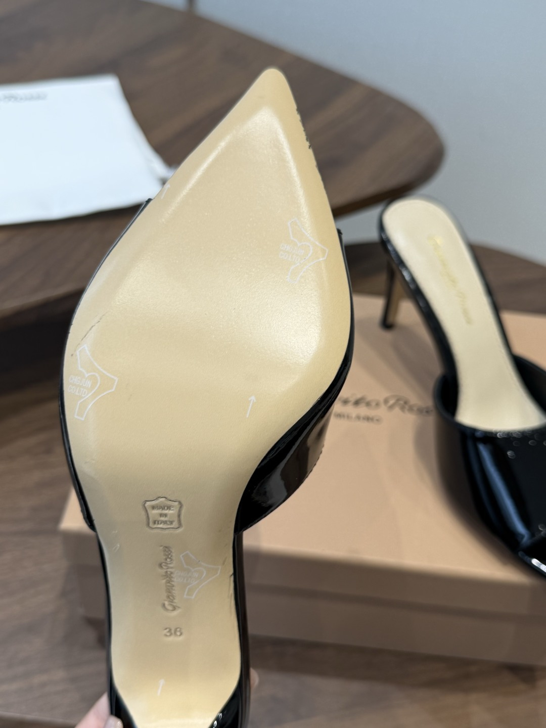 吉安维托·罗西Gianvito Rossi 26春夏 尖头 细跟 凉拖鞋！轻松移动，高跟凉拖鞋！特色钻扣