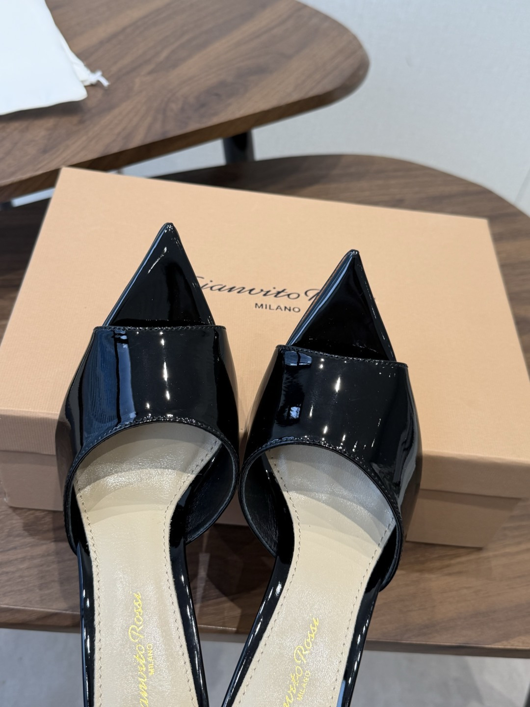 吉安维托·罗西Gianvito Rossi 26春夏 尖头 细跟 凉拖鞋！轻松移动，高跟凉拖鞋！特色钻扣