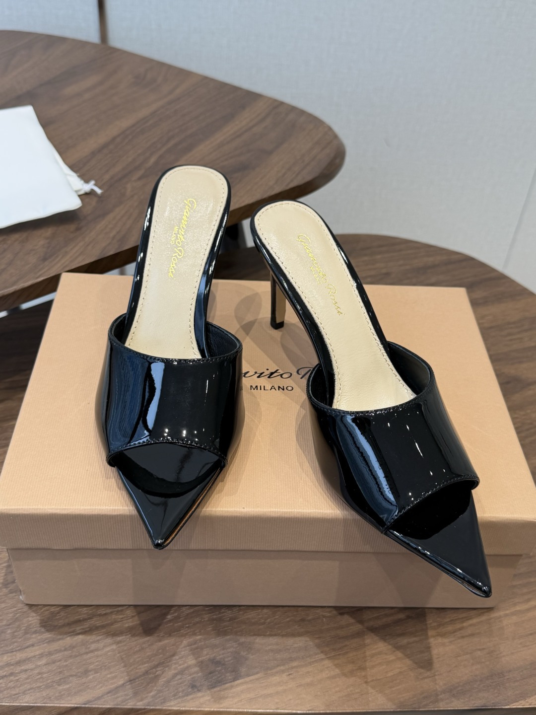吉安维托·罗西Gianvito Rossi 26春夏 尖头 细跟 凉拖鞋！轻松移动，高跟凉拖鞋！特色钻扣