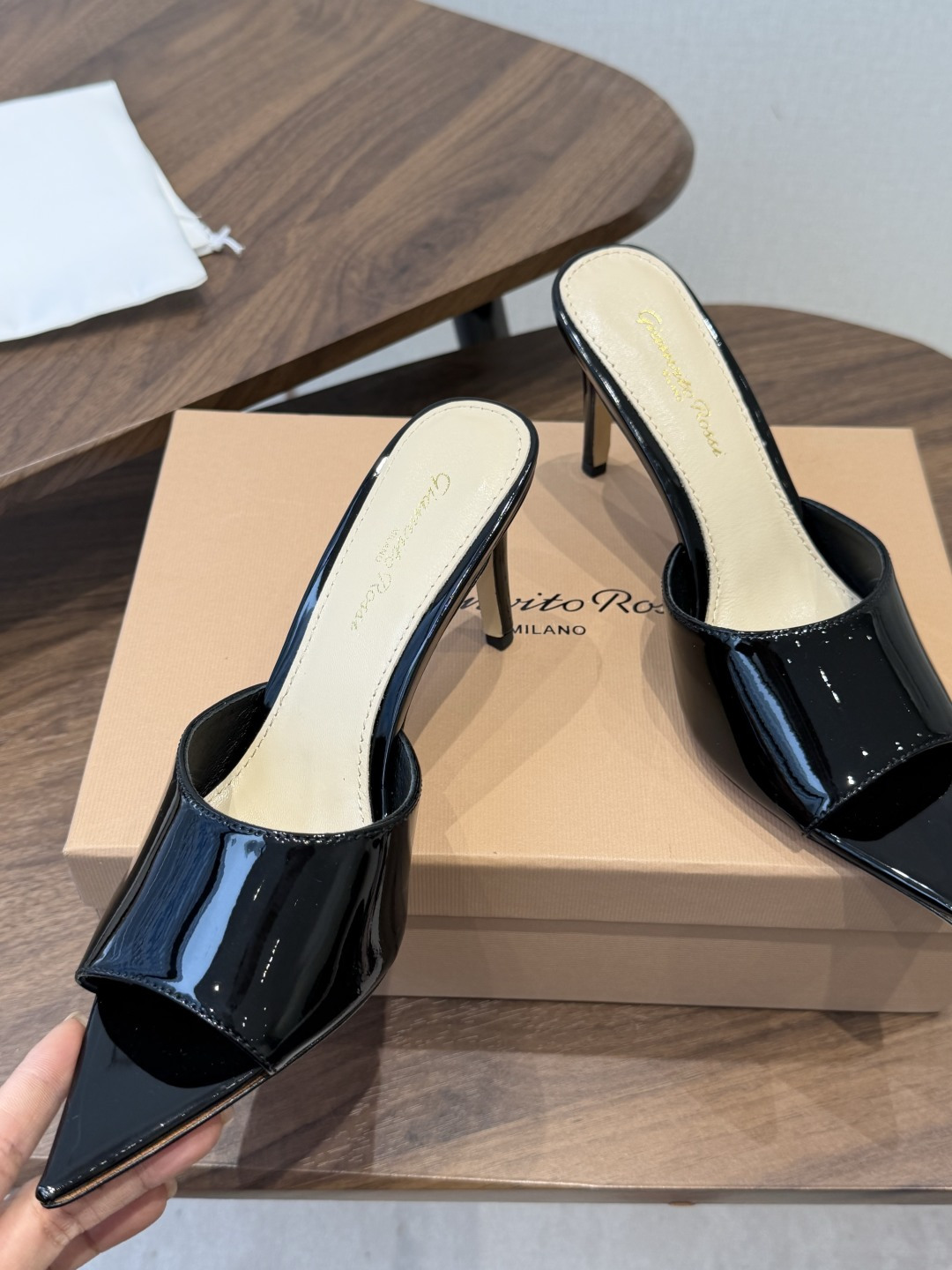 吉安维托·罗西Gianvito Rossi 26春夏 尖头 细跟 凉拖鞋！轻松移动，高跟凉拖鞋！特色钻扣