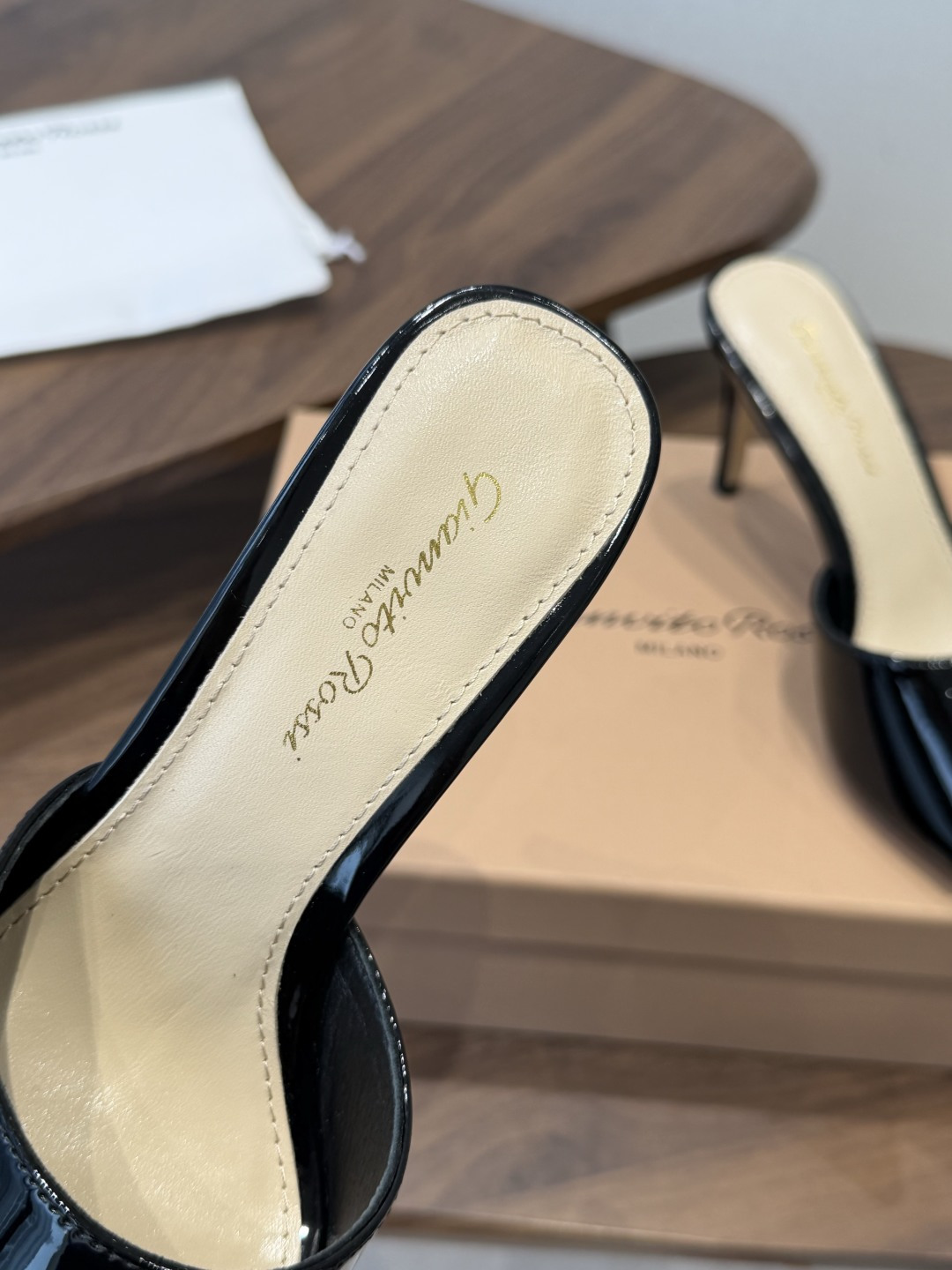 吉安维托·罗西Gianvito Rossi 26春夏 尖头 细跟 凉拖鞋！轻松移动，高跟凉拖鞋！特色钻扣