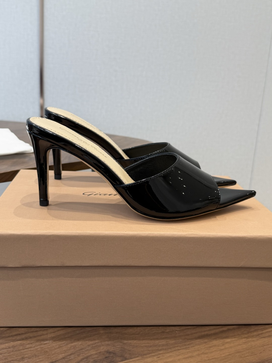 吉安维托·罗西Gianvito Rossi 26春夏 尖头 细跟 凉拖鞋！轻松移动，高跟凉拖鞋！特色钻扣
