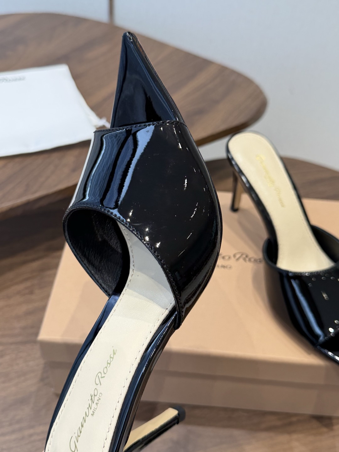 吉安维托·罗西Gianvito Rossi 26春夏 尖头 细跟 凉拖鞋！轻松移动，高跟凉拖鞋！特色钻扣